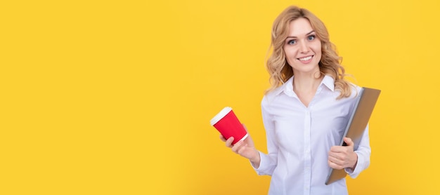 La pausa tè fa bene alla produttività I professionisti IT hanno una pausa tè Donna felice che tiene una tazza di carta Banner ritratto volto isolato donna con spazio di copia simulato