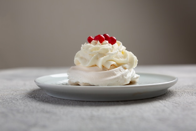 La Pavlova è una torta a base di meringa ricoperta di frutta e panna montata