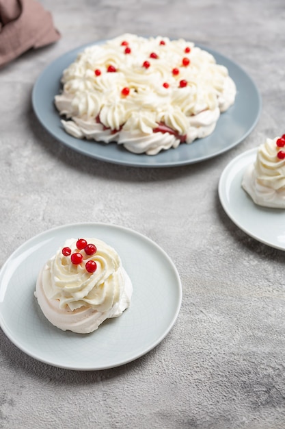 La Pavlova è una torta a base di meringa ricoperta di frutta e panna montata