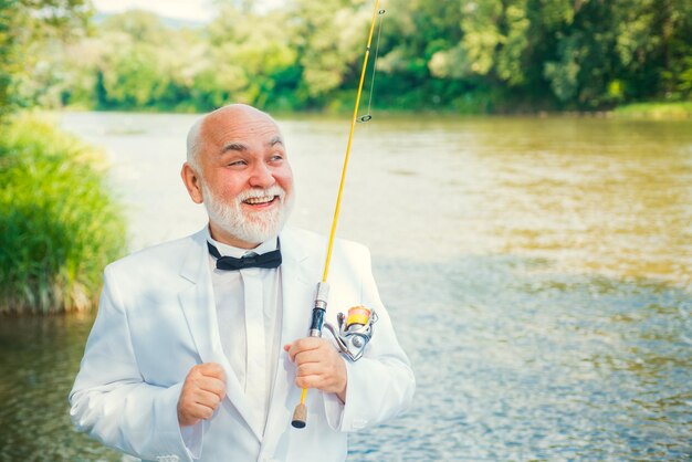 La pensione è solo l'inizio, hobby e attività ricreative, l'uomo sul fiume gode di pace e tranquillità