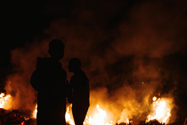 la persona che corre nel manifestante antincendio per sfuggire al pericolo