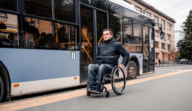 La persona con disabilità fisica esce dai mezzi pubblici con una rampa accessibile