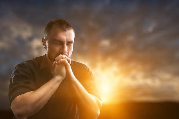 La persona cristiana adora dio. La terapia benedica Dio aiutando lo sfondo del concetto.