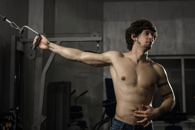 La persona muscolare si allena in palestra, si esercita sulle mani