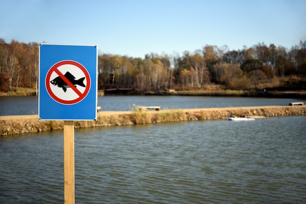 La pesca è vietata segno sullo sfondo del lago