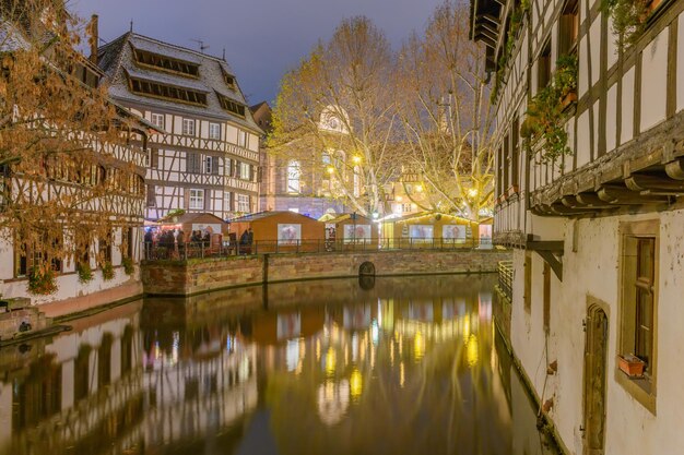 La Petite France a Natale un pittoresco quartiere del centro storico di Strasburgo elencato come patrimonio mondiale dell'UNESCO