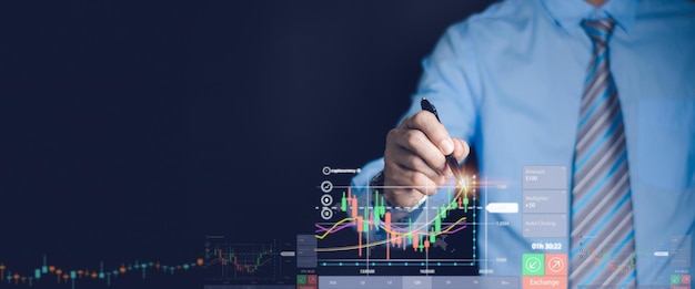 La pianificazione analizza l'indicatore e la strategia compra e vendi Mercato azionario Progresso della crescita aziendale o concetto di successo L'uomo d'affari o il commerciante sta indicando uno stock di ologramma virtuale in crescita investire nel trading