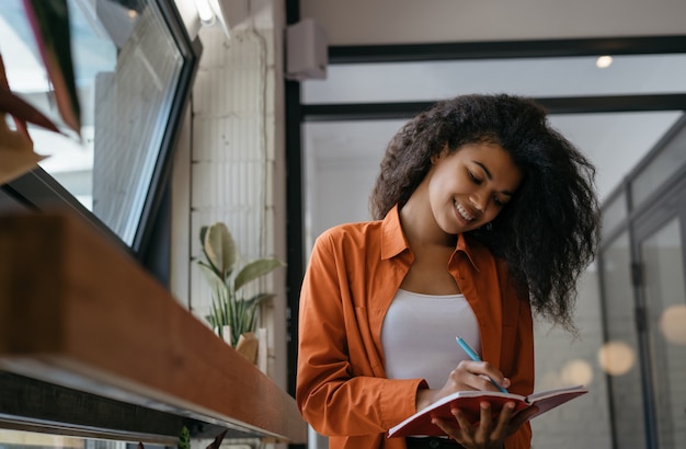 La pianificazione della donna di affari si avvia, prende appunti, lavora nell'ufficio. Studente che studia, apprendimento della lingua, concetto di educazione