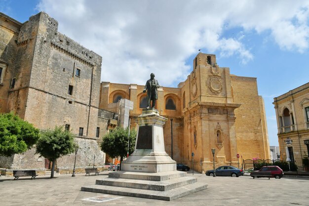 La piazza del centro storico di Tricase, un villaggio medievale della Puglia, in Italia