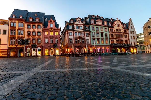 La piazza del mercato nella città vecchia di Magonza, in Germania al tramonto