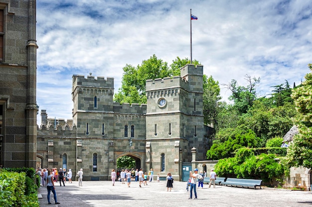 La piazza del palazzo del castello di Vorontsov in Crimea è piena di turisti