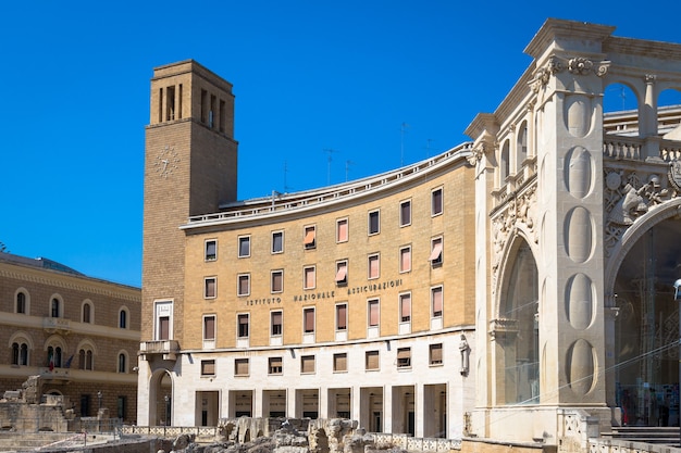 La piazza più importante di Lecce, Piazza Sant'Oronzo, visitata dai turisti durante una giornata di sole di agosto 2017