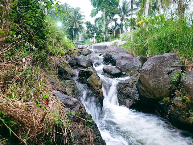 La piccola cascata si trova non lontano dal Monte Merapi a Giava in Indonesia