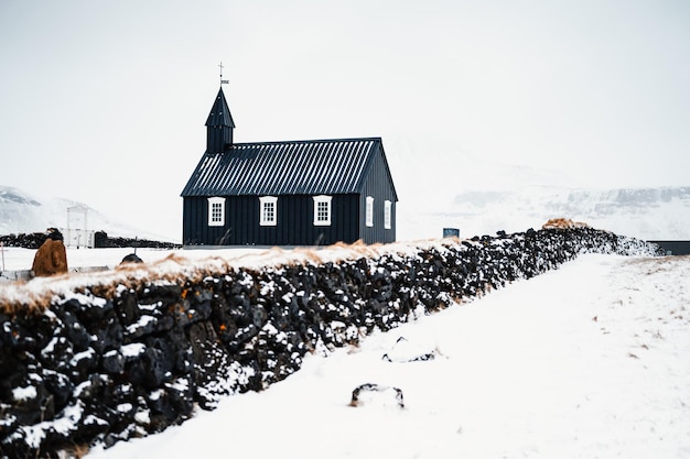 La piccola chiesa nera di Budir Budakirkja Chiesa nera costa sud della penisola di Snaefellsnes nell'ovest dell'inverno Islanda