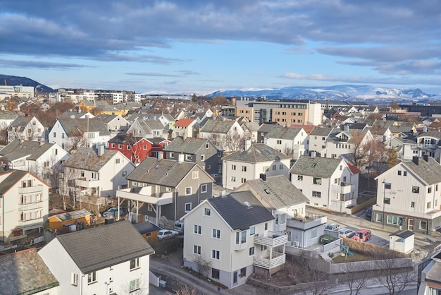 La piccola città di Bodo in Norvegia con un cielo blu nuvoloso o nuvoloso Una bella vista panoramica delle strade e degli edifici del paesaggio urbano con spazio per la copia Tranquilla cittadina rurale dall'alto