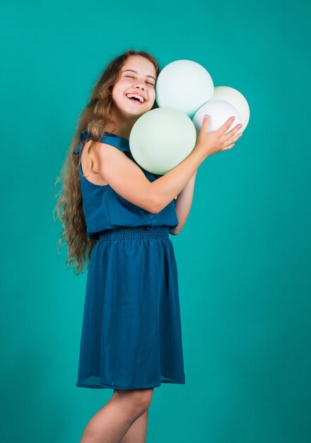 La piccola ragazza del regalo di addio con il palloncino del partito si prepara per le vacanze pronte a celebrare il concetto di sognare la felicità dell'infanzia immaginazione e ispirazione festa di buon compleanno