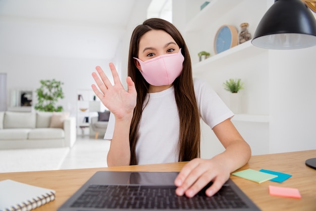 la piccola scolaretta fa una videochiamata sul laptop