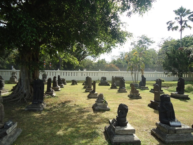 La piccola statua assomiglia al complesso del tempio buddista di Prambanan del cimitero il più grande tempio, Indonesia.