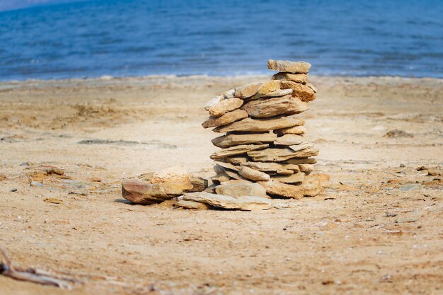 La pietra gialla si trova sulla spiaggia.