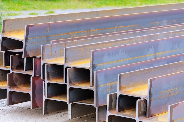 La pila di laminati è in fabbrica, con vista sul profilo in acciaio. Metallurgia pesante.