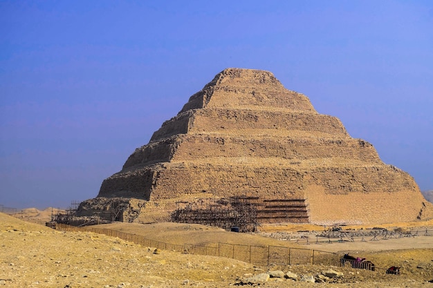La piramide a gradoni di Djoser a Saqqara in Egitto