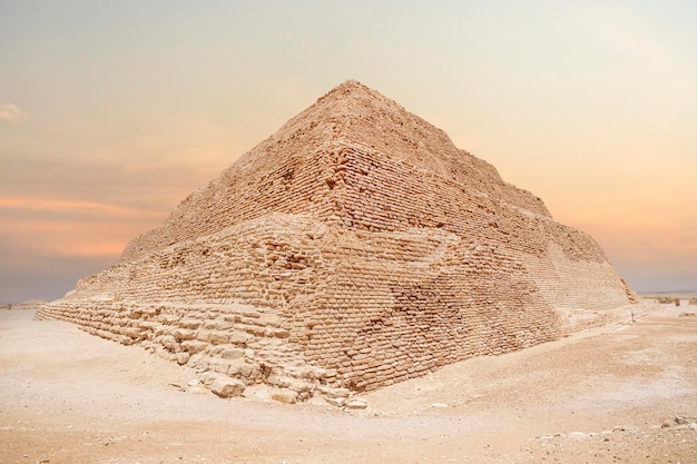 La piramide a gradoni di Saqqara è il più antico grande edificio in pietra sopravvissuto al mondo Costruito dall'architetto Imhotep a Saqqara per la sepoltura del faraone Djoser intorno al 2650 a.C.