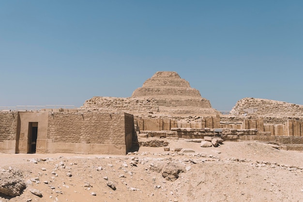 La piramide a gradoni di Saqqara è il più antico grande edificio in pietra sopravvissuto al mondo Costruito dall'architetto Imhotep a Saqqara per la sepoltura del faraone Djoser intorno al 2650 a.C.