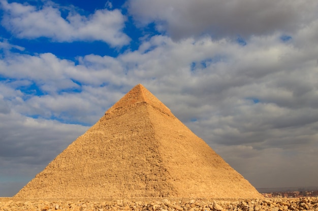 La piramide di Chefren o di Chefren è la seconda più alta e la seconda più grande delle antiche piramidi egizie di Giza