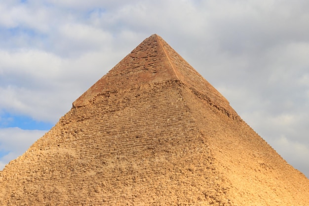 La piramide di Chefren o di Chefren è la seconda più alta e la seconda più grande delle antiche piramidi egizie di Giza