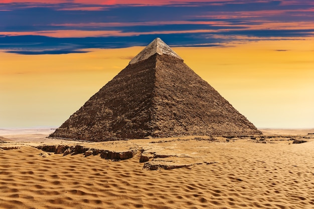 La Piramide di Khafre, bellissima vista del tramonto.