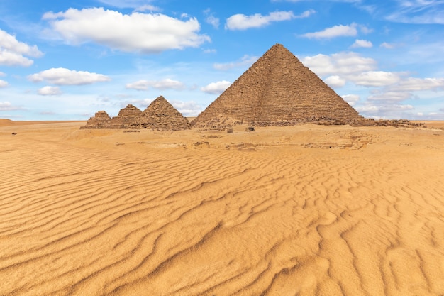 La Piramide di Menkaure e le piccole piramidi nel bellissimo deserto di Giza, in Egitto.