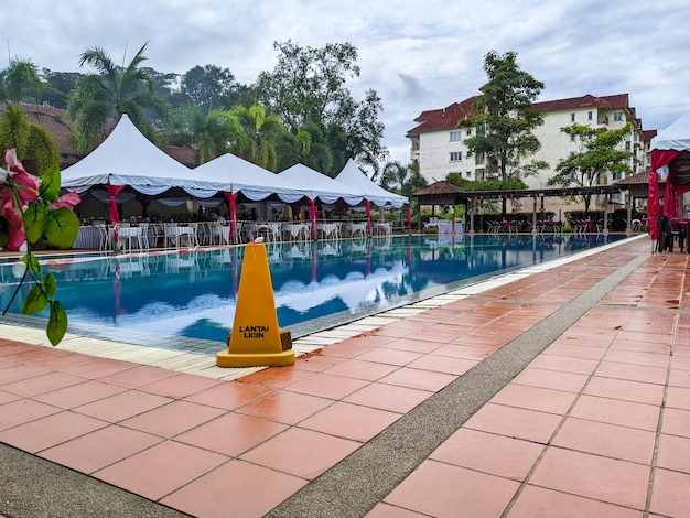 La piscina del resort è aperta al pubblico la sera