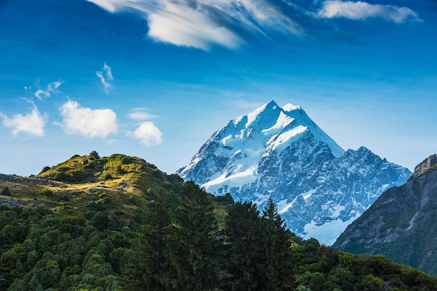 La pista della valle di Hooker mostra il picco del monte Cook a Canterbury, in Nuova Zelanda coperto di sno