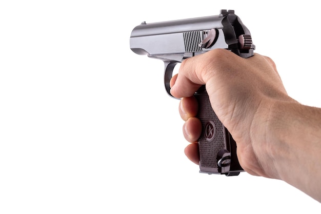 La pistola Makarov nelle mani dell'uomo su sfondo bianco