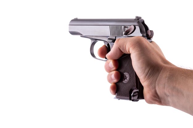 La pistola Makarov nelle mani dell'uomo su sfondo bianco