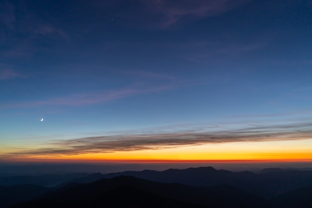 La pittoresca alba sopra le montagne. sera notte