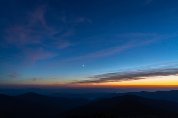 La pittoresca alba sopra le montagne. sera notte