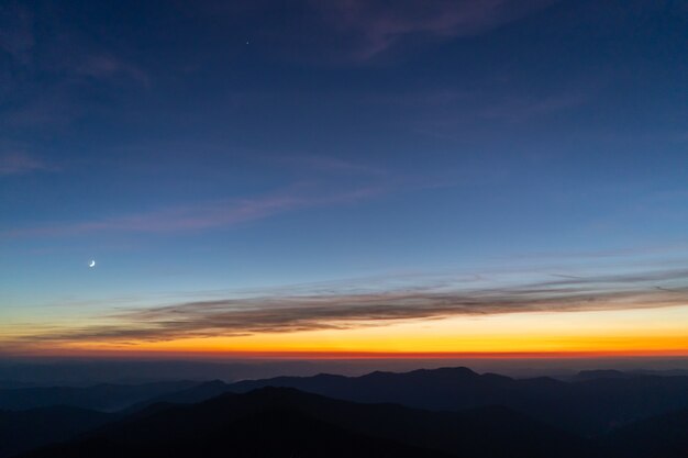 La pittoresca alba sopra le montagne. sera notte