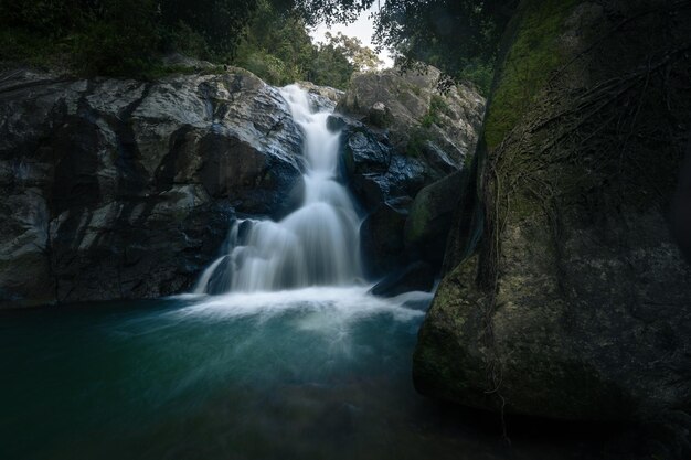 La pittoresca cascata della cascata si schianta nella piscina blu tra le pareti di granito Koh Samui Thailandia