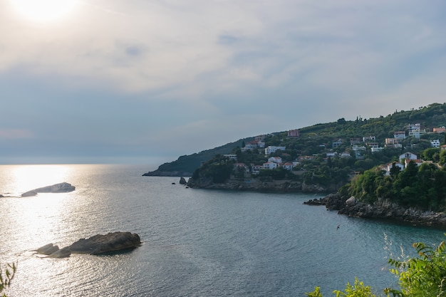 La pittoresca città si trova sul versante costiero della montagna.