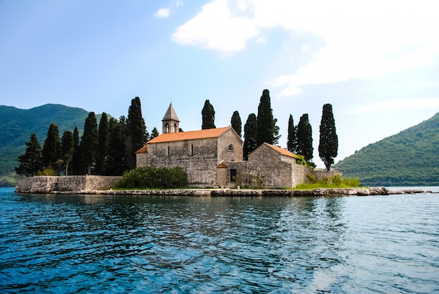 La pittoresca isola nel mare blu