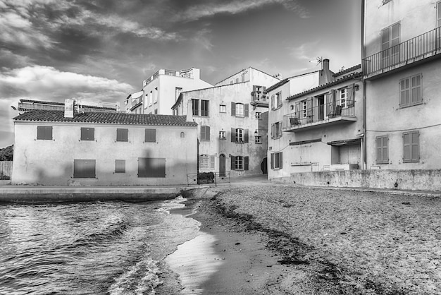 La pittoresca spiaggia di La Ponche a SaintTropez Côte d'Azur in Francia