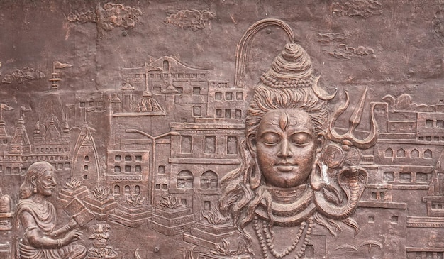 La pittura murale del dio Shiva e il pandit stanno adorando Shiva