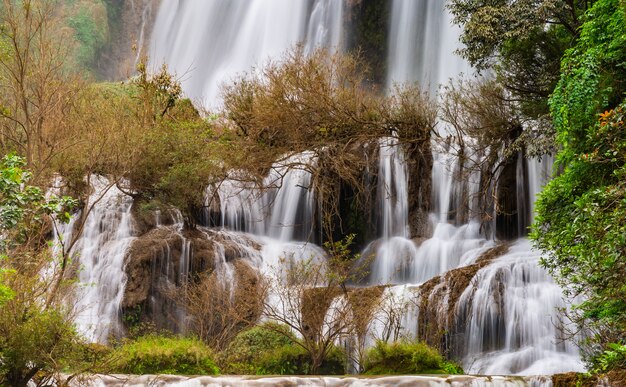 La più grande e bella cascata della Thailandia di nome Thi Lor Su, situata nella provincia di Tak,