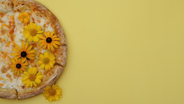 la pizza al formaggio con fiori si trova sul primo piano di sfondo semplice. cibo divertente, servizio insolito