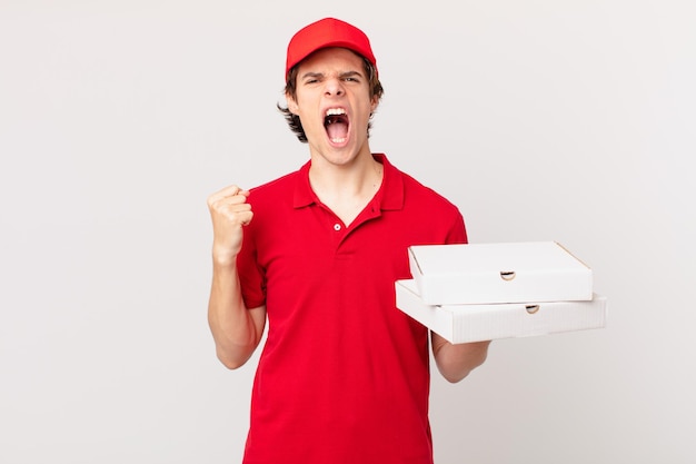 La pizza consegna l'uomo che grida in modo aggressivo con un'espressione arrabbiata