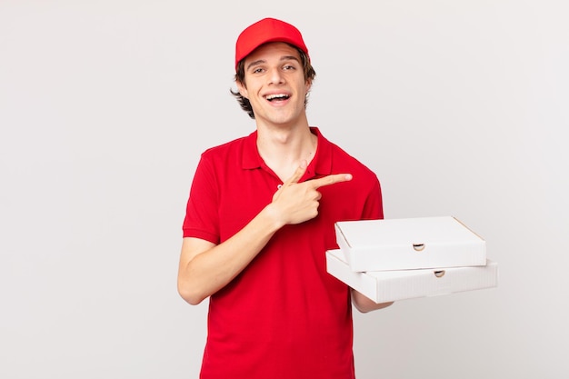 La pizza consegna l'uomo che sembra eccitato e sorpreso che indica di lato
