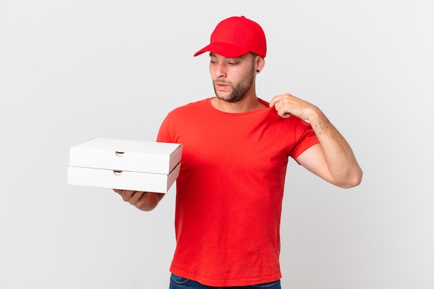 La pizza consegna l'uomo che si sente stressato, ansioso, stanco e frustrato