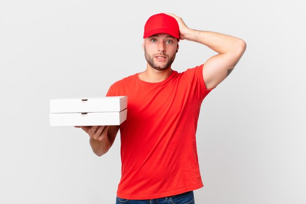 La pizza consegna l'uomo stressato, ansioso o spaventato, con le mani sulla testa