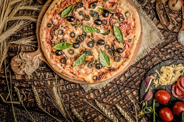 La pizza italiana e la cottura del cibo ingridiend